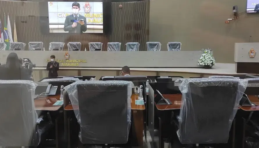 Após longo recesso, CMM retorna aos trabalhos com mobília nova