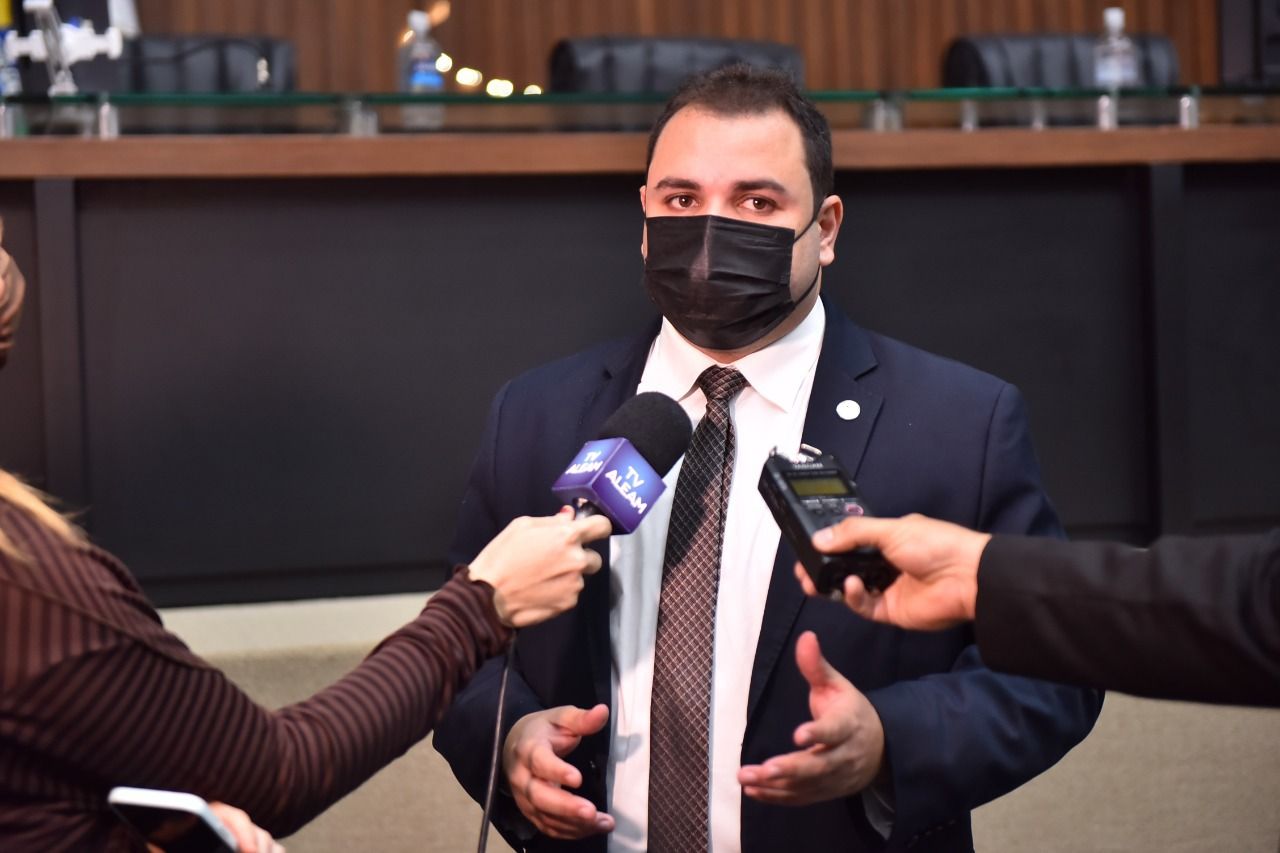 Roberto Cidade solicita ao Governo pagamento de carga dobrada a coordenadores distritais de educação