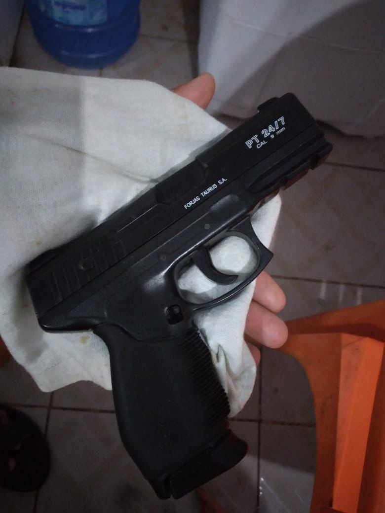 Mulher toma arma de criminoso durante assalta em Manaus