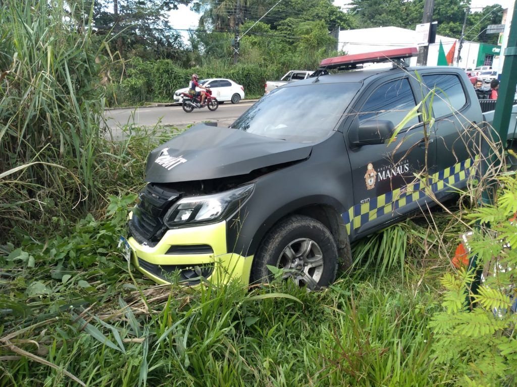 Dupla é presa após roubar viatura de agentes de trânsito; assista