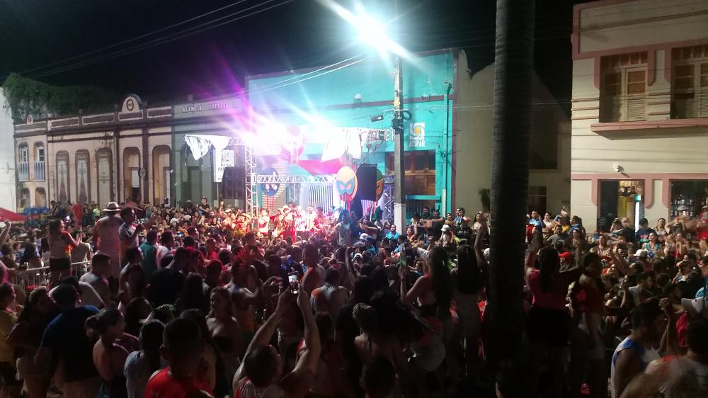 Torcidas de Garantido e Caprichoso cantam "fora Bolsonaro" em Parintins