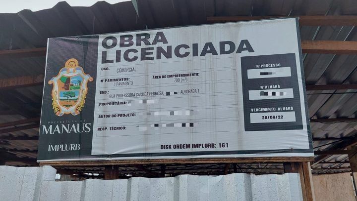 Morador tenta driblar fiscalização com placa falsa e obra é embargada em Manaus