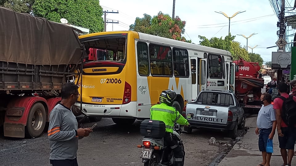 Dezoito pessoas ficam feridas em acidente entre ônibus e caminhões na zona Leste
