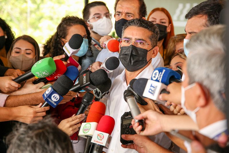 David Almeida substitui oito secretários que disputarão as eleições