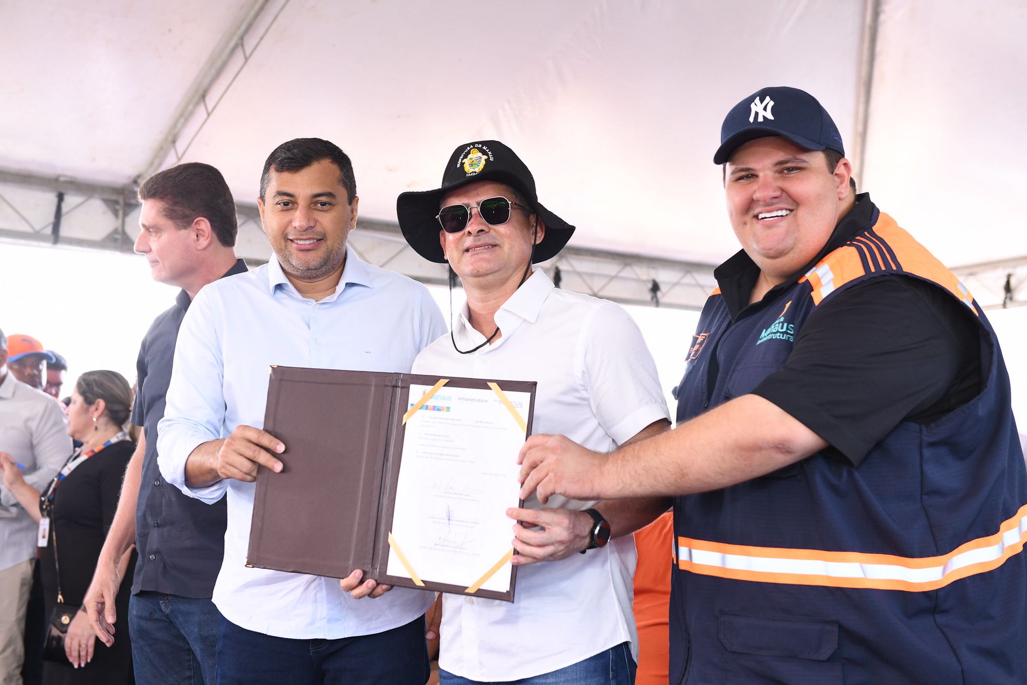 Governo do AM e Prefeitura dão ordem de serviço para asfaltar 10 mil ruas em Manaus