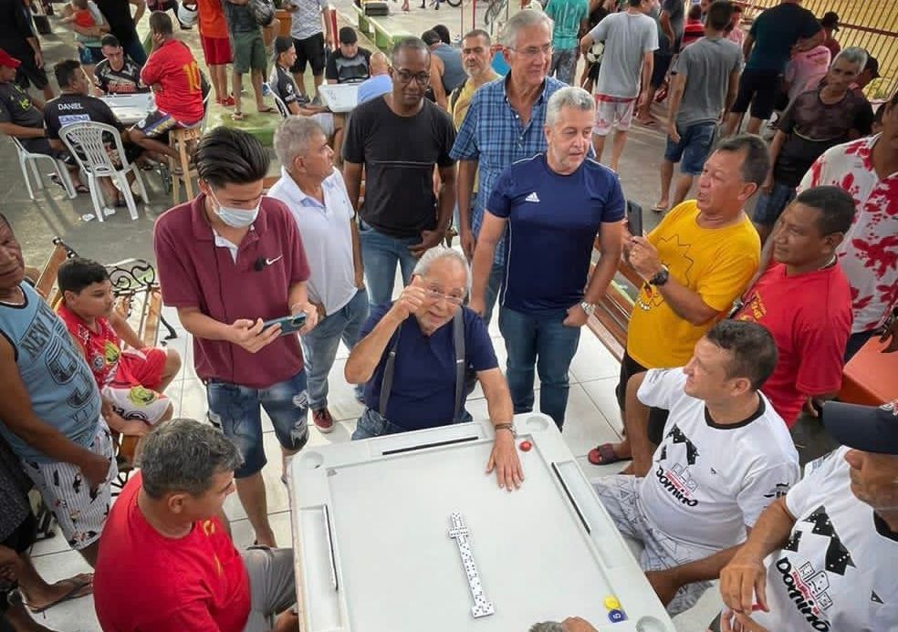 Amazonino aproveita o sábado jogando dominó na Zona Leste