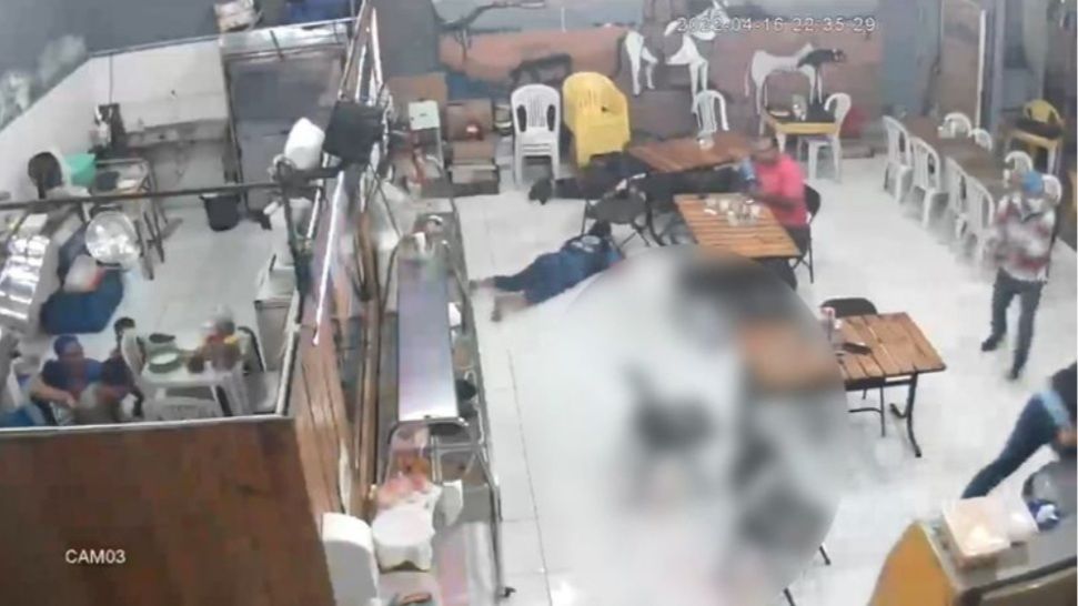 Vídeo: Dupla mata homem a tiros dentro de churrascaria de Manaus