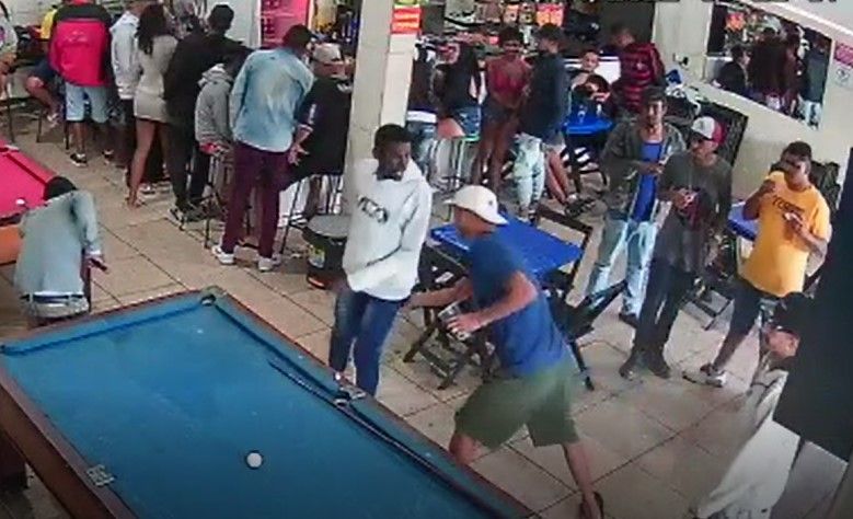 Homem morre com tiro no rosto após passar mão na bunda de amigo