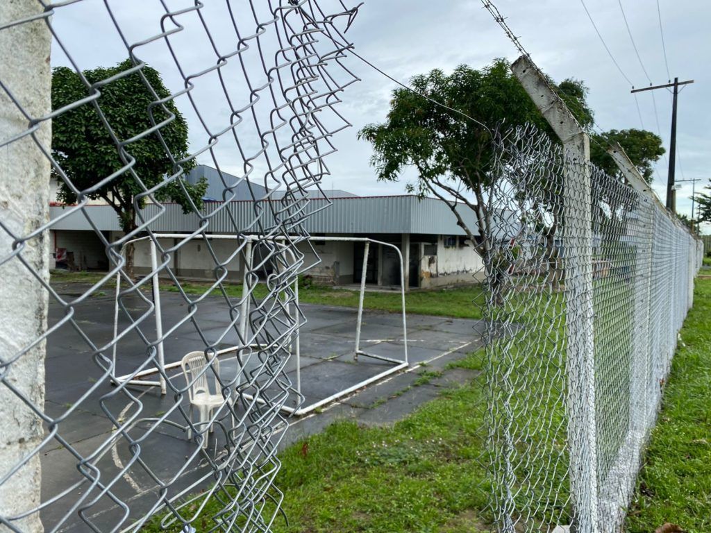 Vigias são amarrados e tem armas levadas por criminosos em Manaus