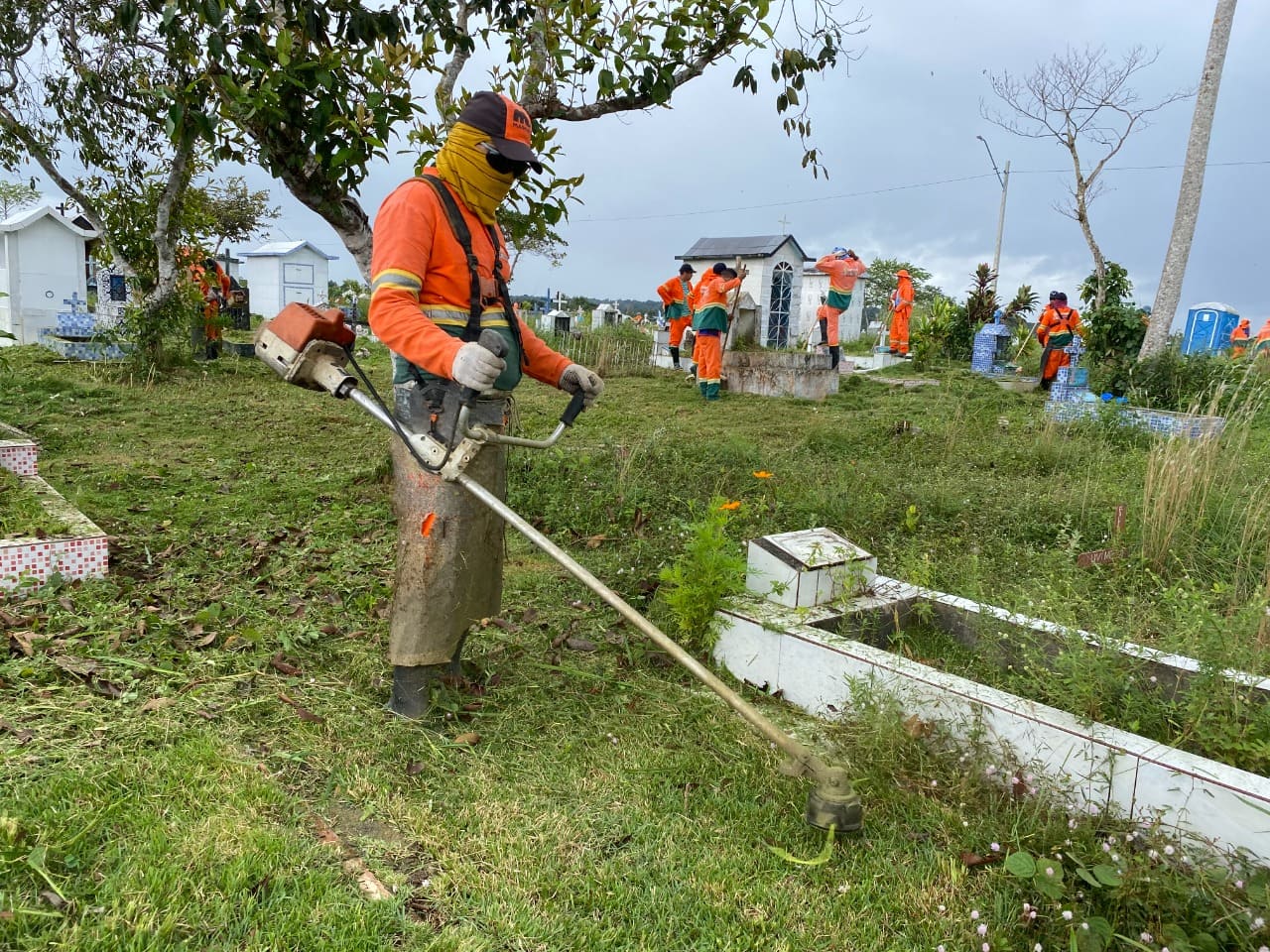 Manaus reforça limpeza nos cemitérios para o Dia das Mães