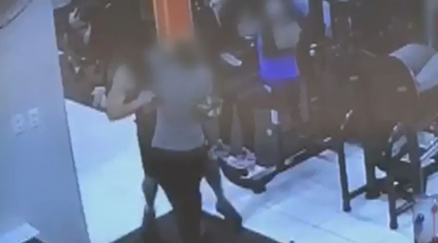 Vídeo: Mulher leva mordida no ombro após esbarrar em homem em academia