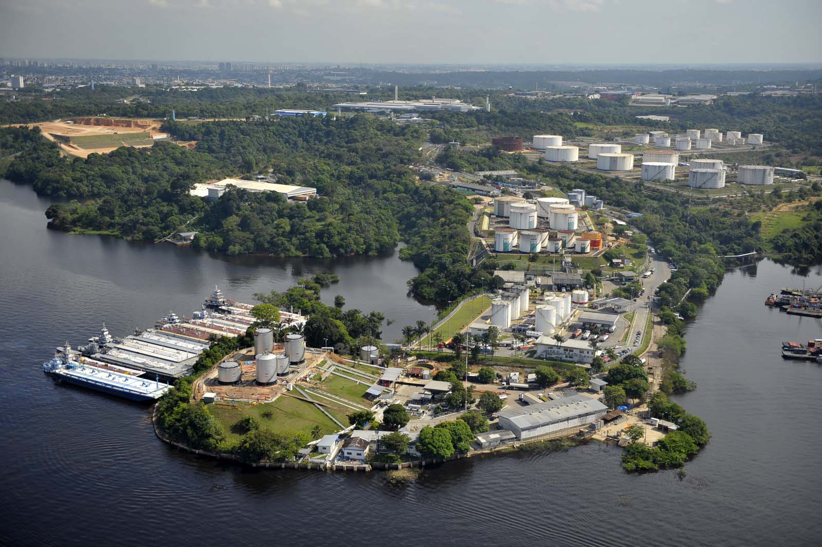 Justiça nega pedido de suspensão da venda da refinaria de Manaus
