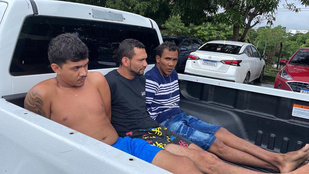 Trio faz família refém, ameaça atear fogo e rouba até ursinhos das crianças