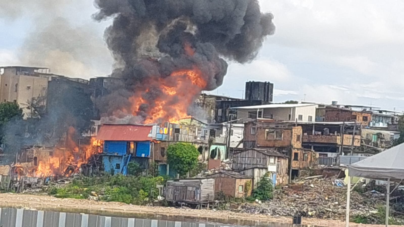 Incêndio de grandes proporções destrói casas na zona sul de Manaus