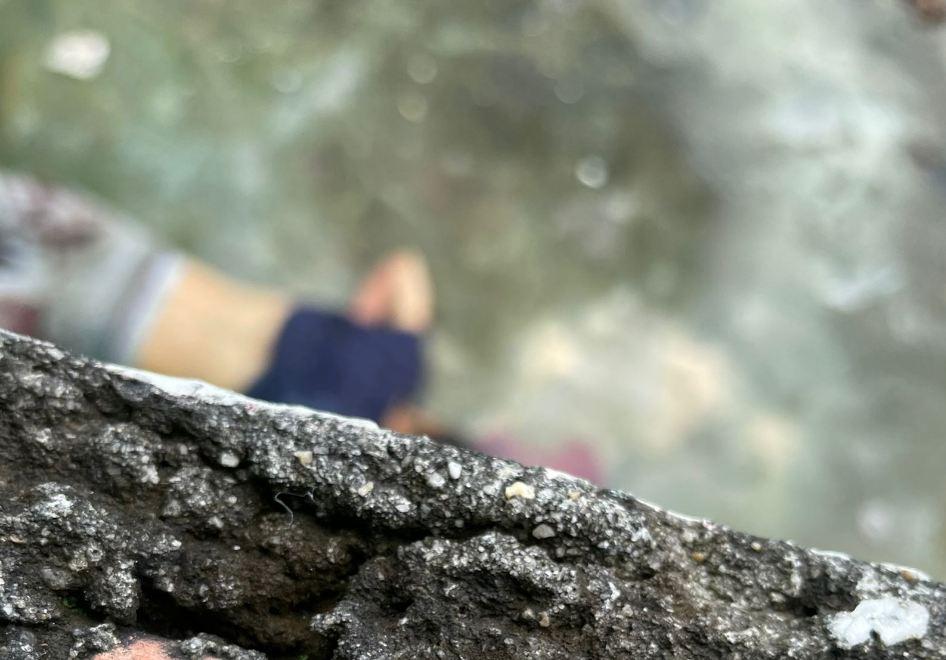 Homem é morto a facadas após fazer próprio filho de refém