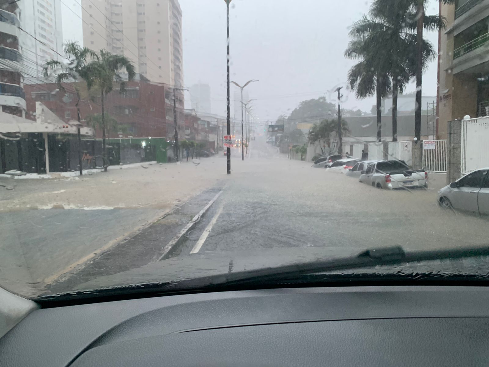Chuva alaga avenida Maceió e deixa pontos intrafegáveis em Manaus