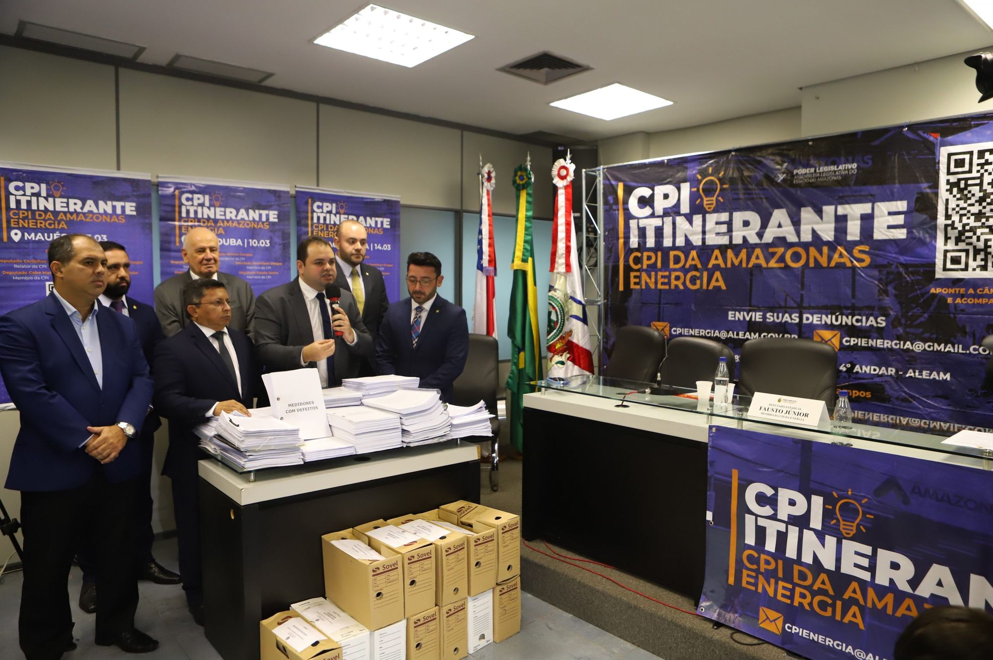 Roberto Cidade recebe documentos da CPI da Amazonas Energia