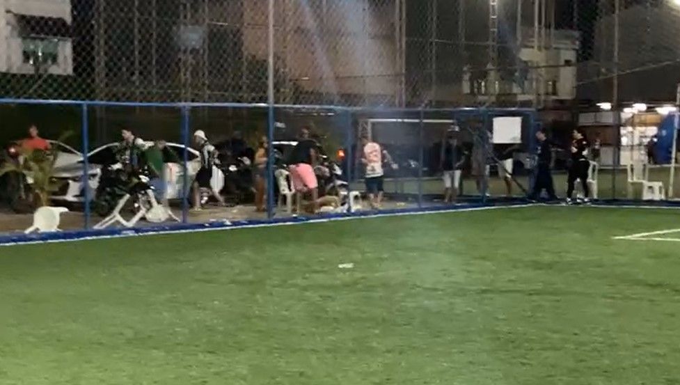 Vídeo: Homem é executado a tiros durante partida de futebol em Manaus