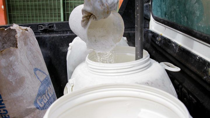 Trecho alagado no centro de Manaus recebe aplicação de produto químico