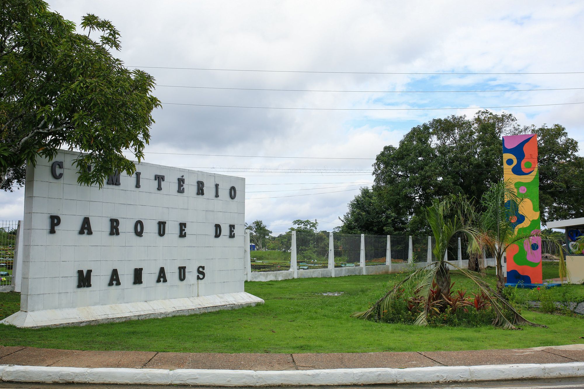 Cemitérios públicos de Manaus estão prontos para visitação do Dia das Mães