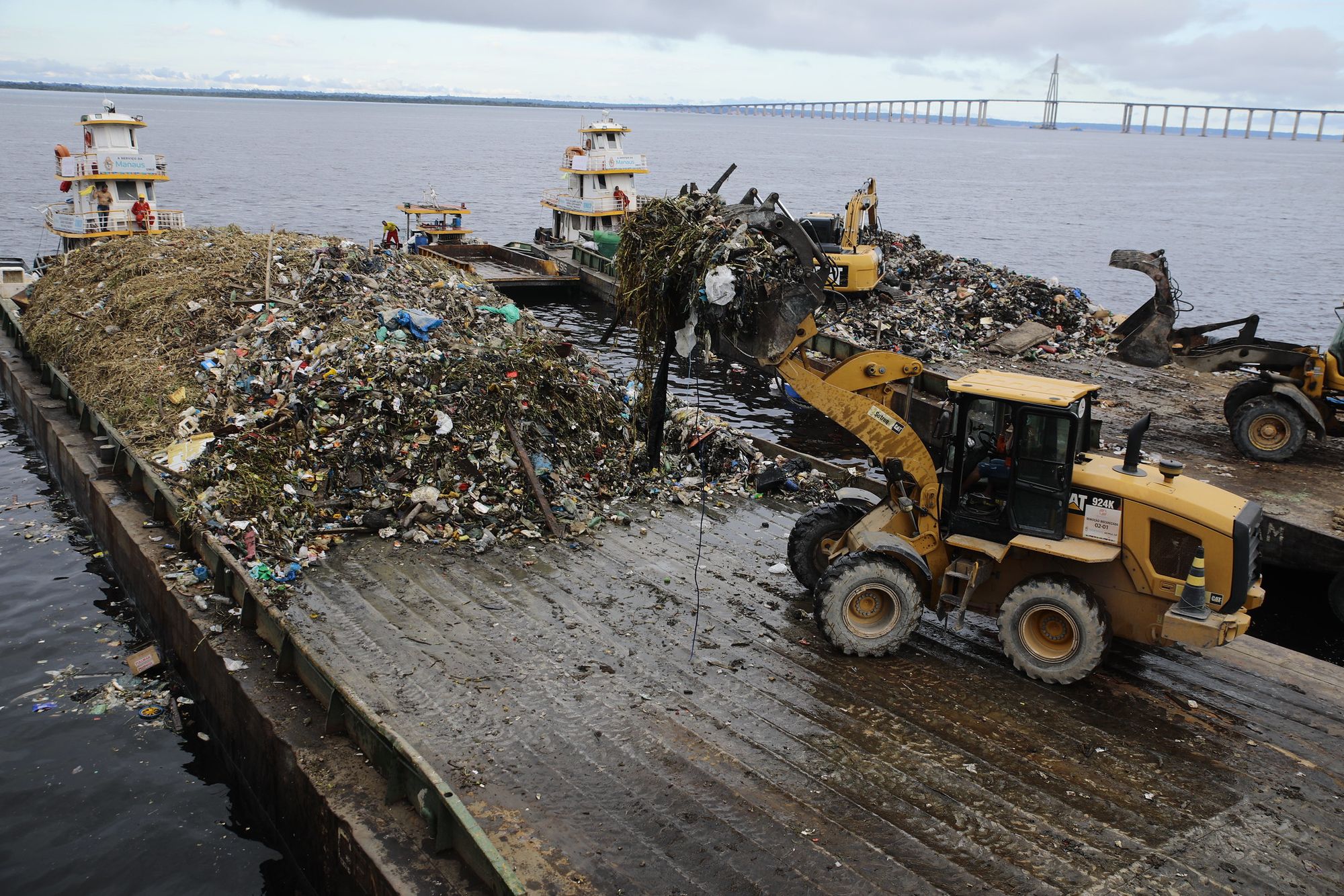 Prefeitura de Manaus realiza transbordo de 500 toneladas de resíduos sólidos
