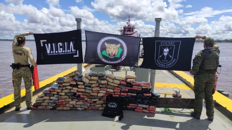 PF e PM-AM apreendem 195 quilos de drogas em balsa no Rio Japurá