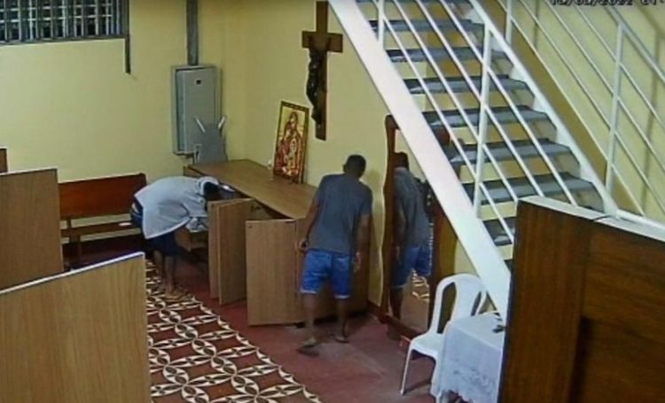 Dupla invade igreja e leva equipamentos na zona Oeste de Manaus