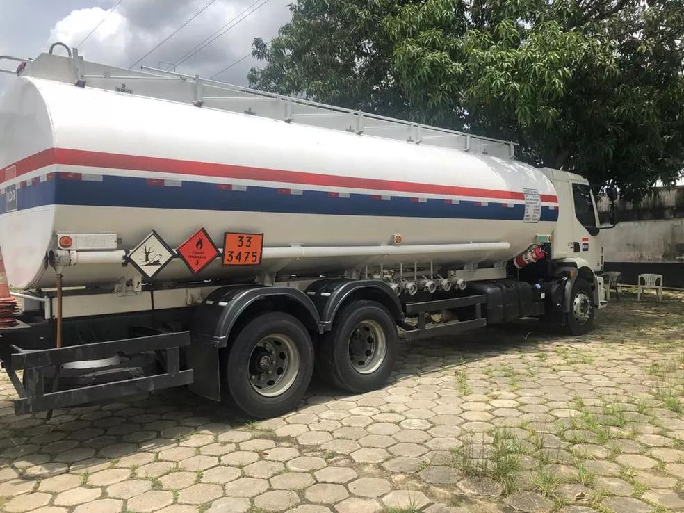 Dupla é presa por roubar caminhão com 25 mil litros de combustíveis