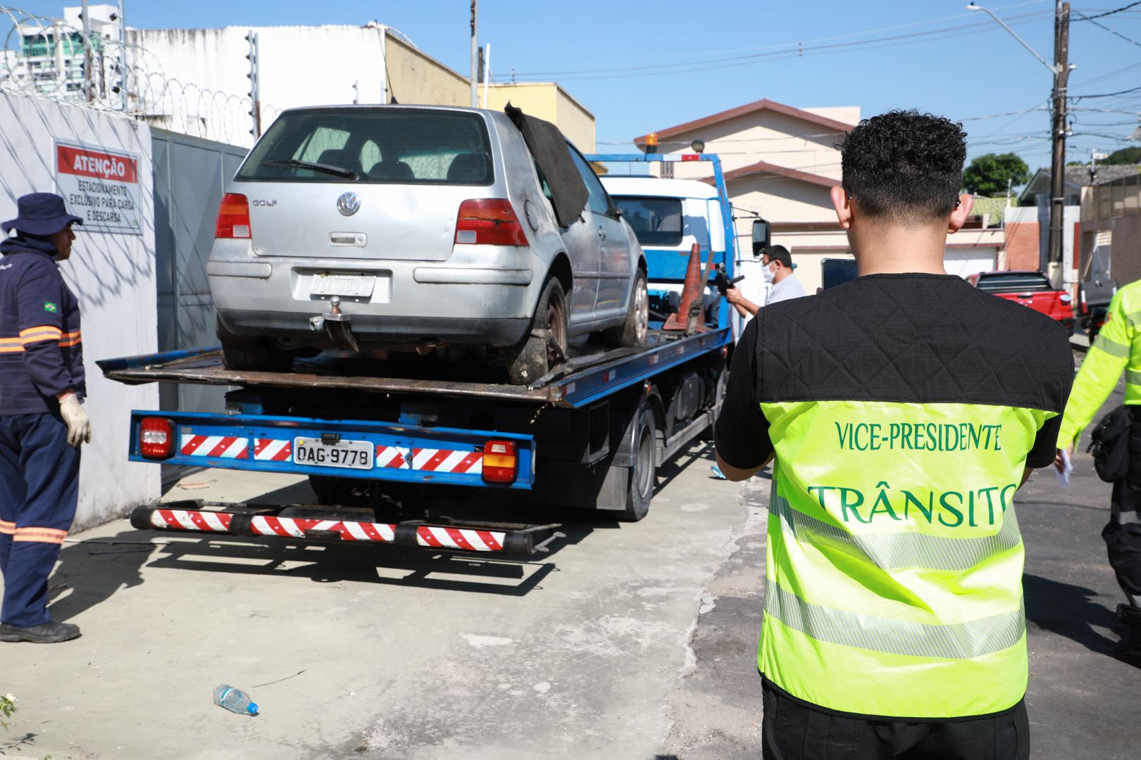 Prefeitura de Manaus remove veículos abandonados em vias da zona Centro-Sul
