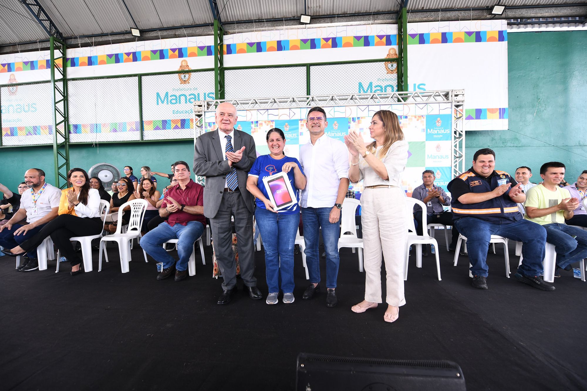 Prefeitura de Manaus entrega mais de 800 tablets para escolas da rede municipal