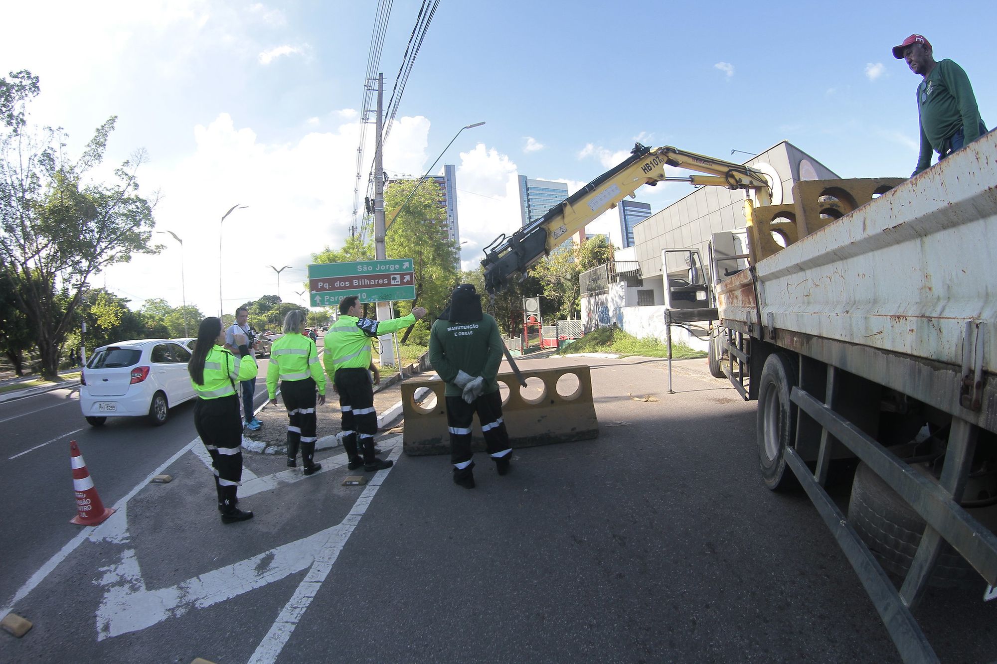 Alça inferior da ponte dos Bilhares é interditada após enchente do igarapé