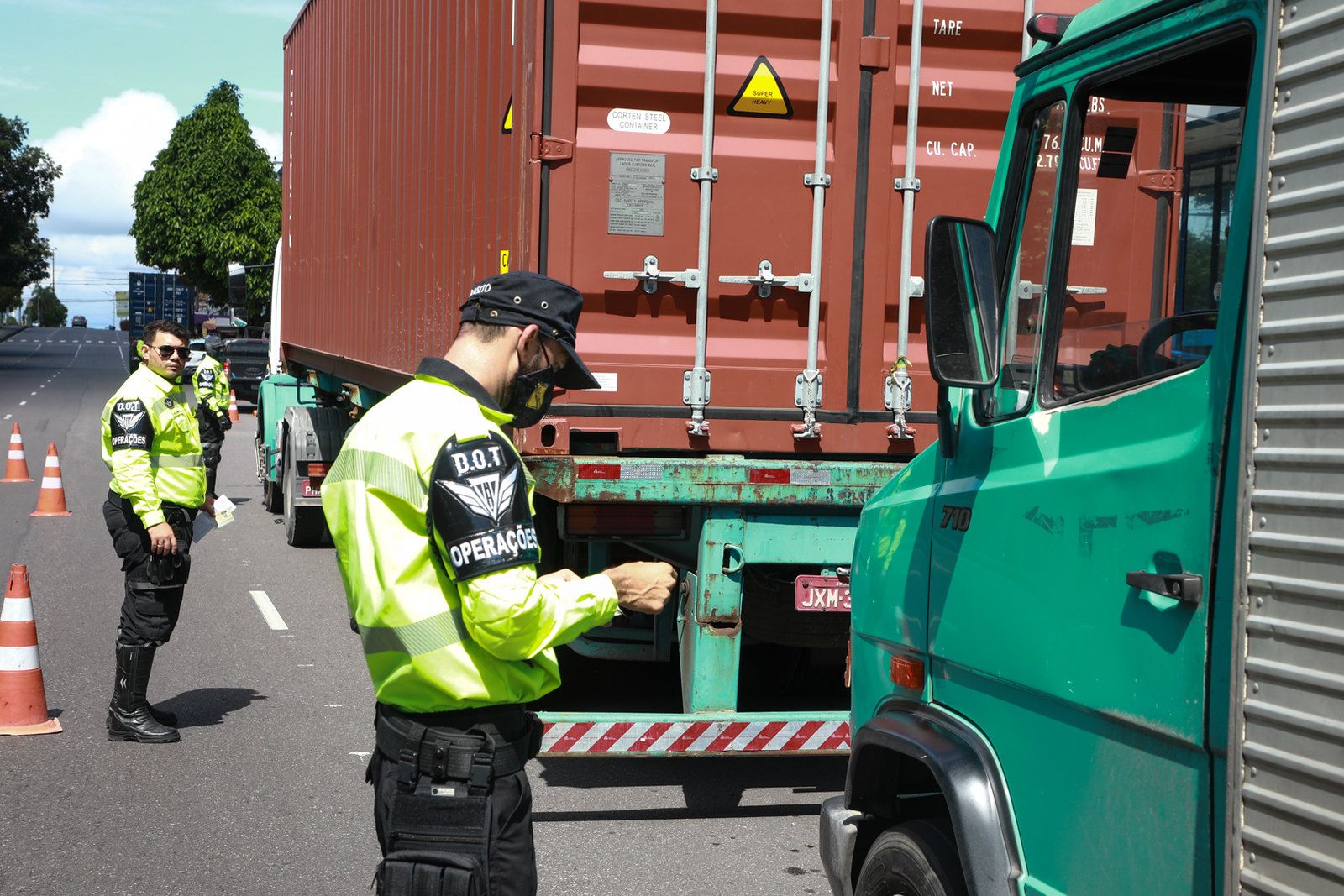 Operação autua 17 veículos pesados na zona Sul de Manaus