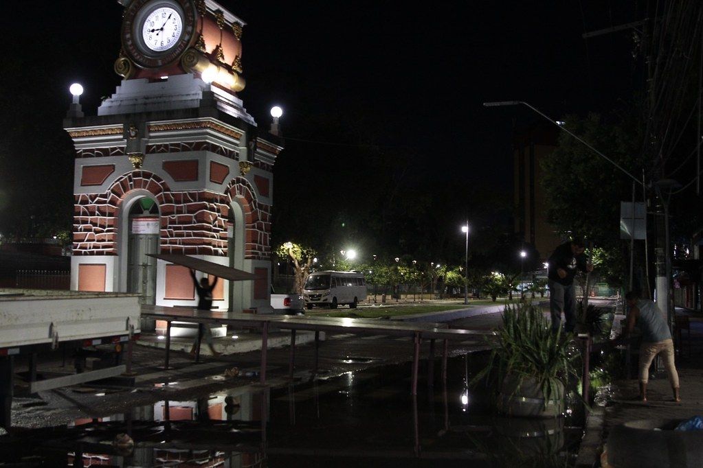 Cheia: Prefeitura de Manaus instala pontes na avenida Eduardo Ribeiro