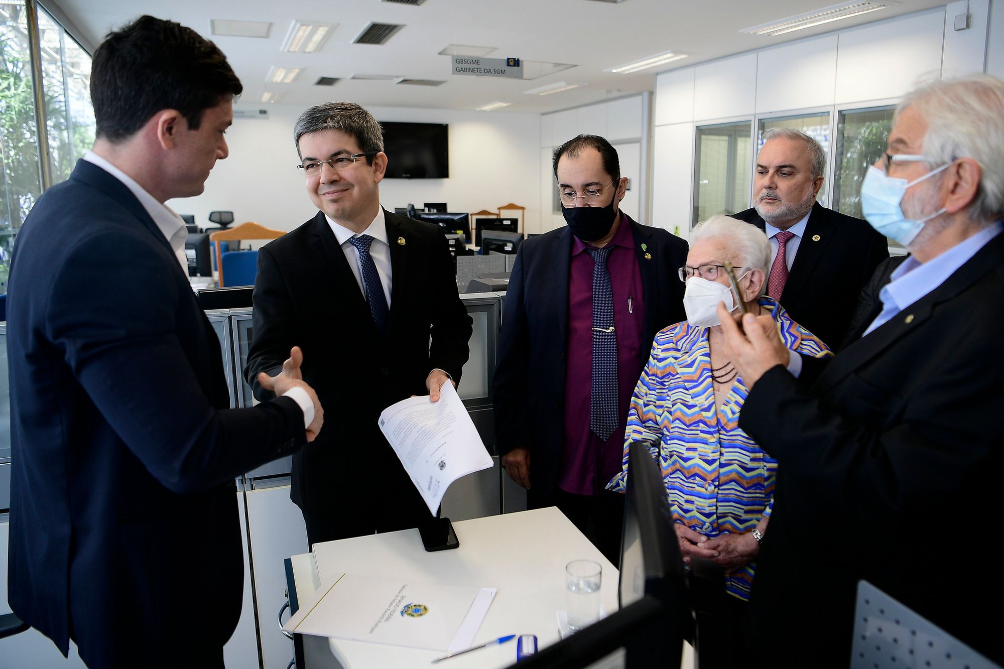Randolfe Rodrigues protocola pedido de abertura da CPI do MEC no Senado