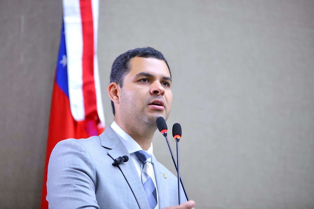 Saullo Vianna apresenta projeto pra proibir comercialização de cigarro eletrônico no AM
