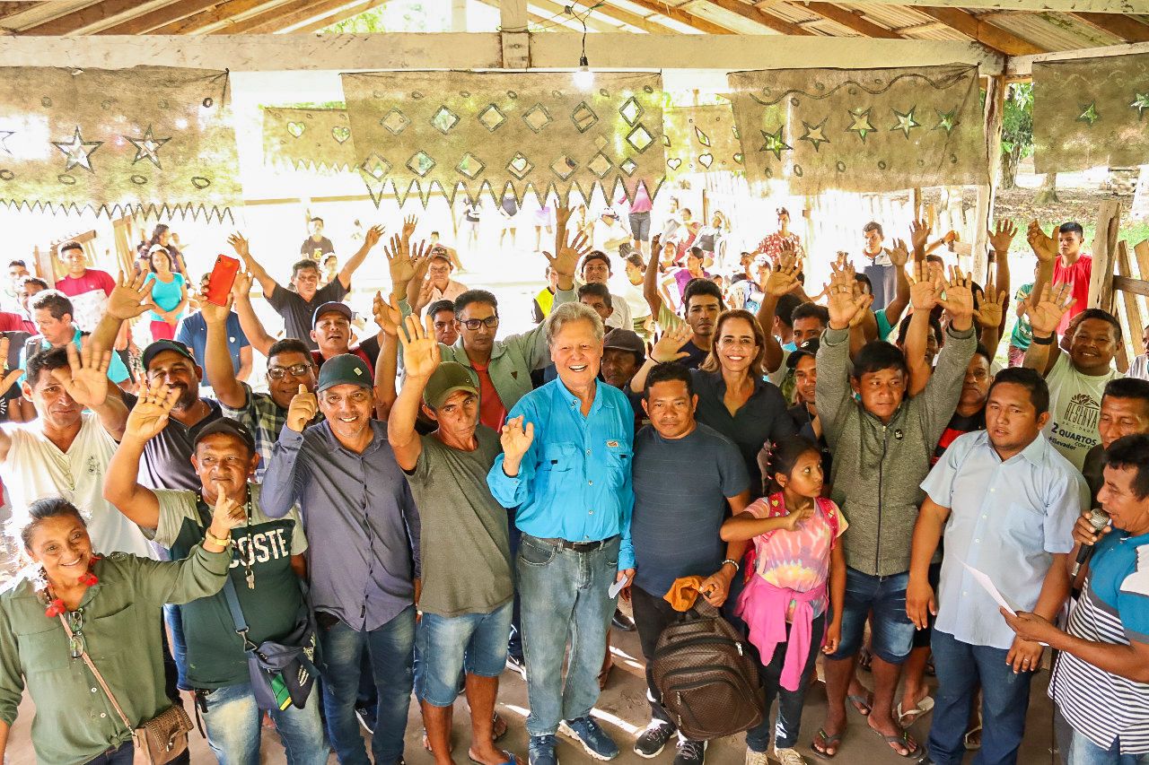 Arthur Virgílio visita comunidade indígena Sateré-Mawé