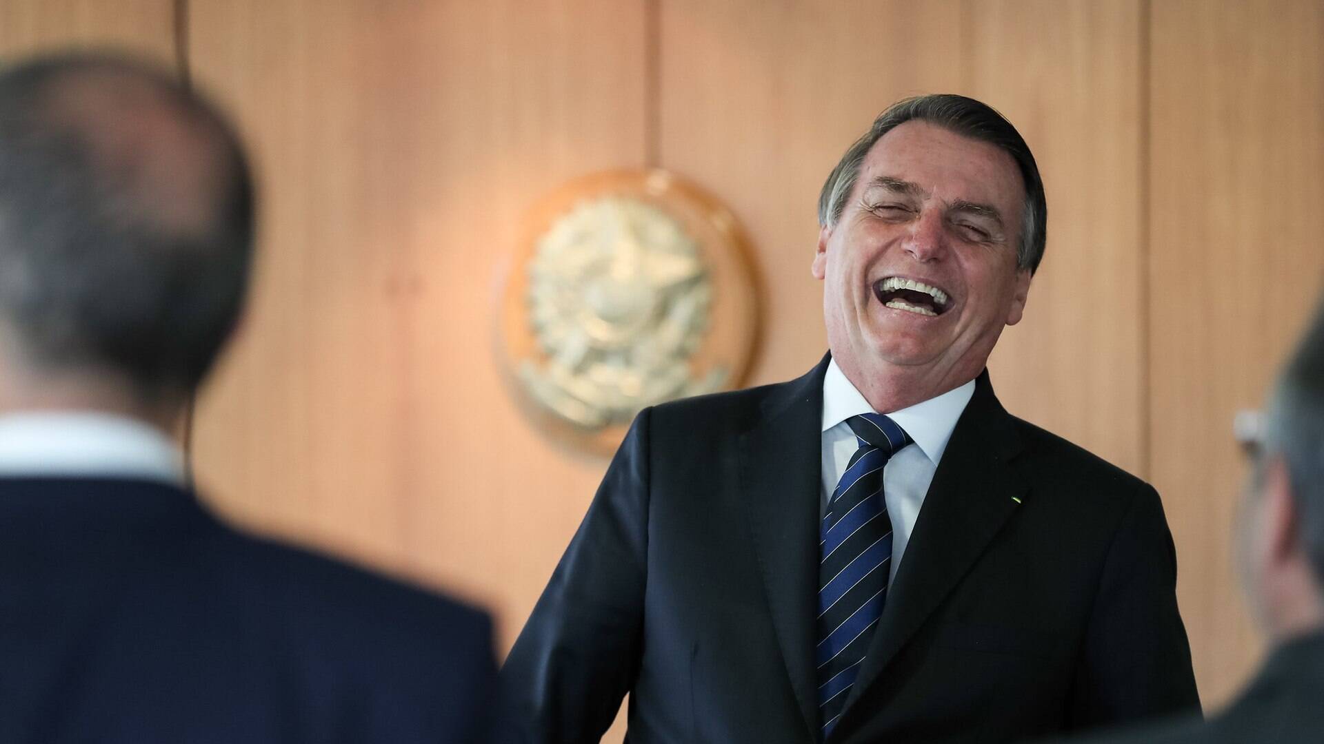Bolsonaro veta volta do despacho gratuito de bagagens em voos