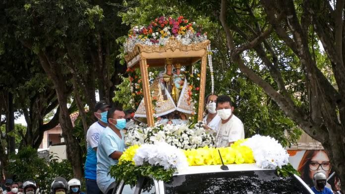 Imagem de Nossa Senhora do Carmo percorre ruas de Parintins