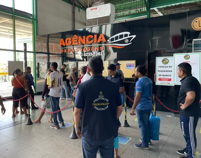 Procon-AM autua empresas por falta de informação sobre preços de passagens de barcos