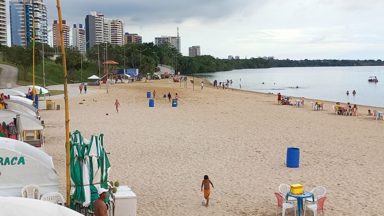 Com faixa de areia reduzida, prefeitura orienta banhistas para bom uso da Ponta Negra