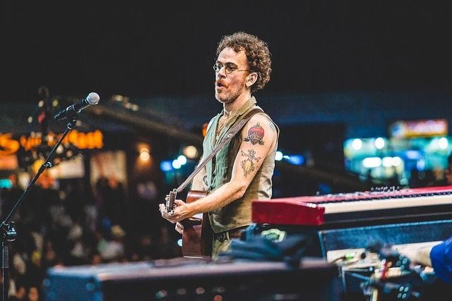 Campanha vai selecionar um fã para conhecer o camarim de Nando Reis em Manaus