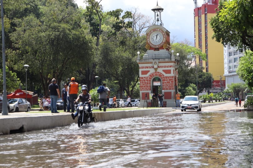 Cheia: Área do Relógio Municipal começa a ser tomada pelas águas