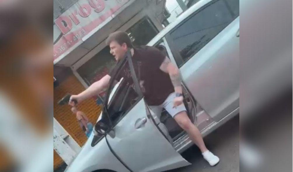 Delegado saca arma contra motorista em briga de trânsito em Manaus; VEJA