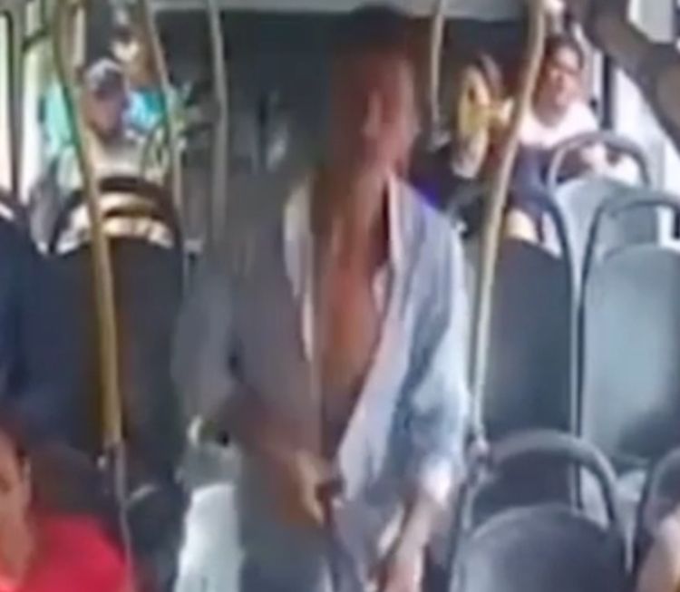 Passageiro se joga de ônibus em movimento durante assalto; Video