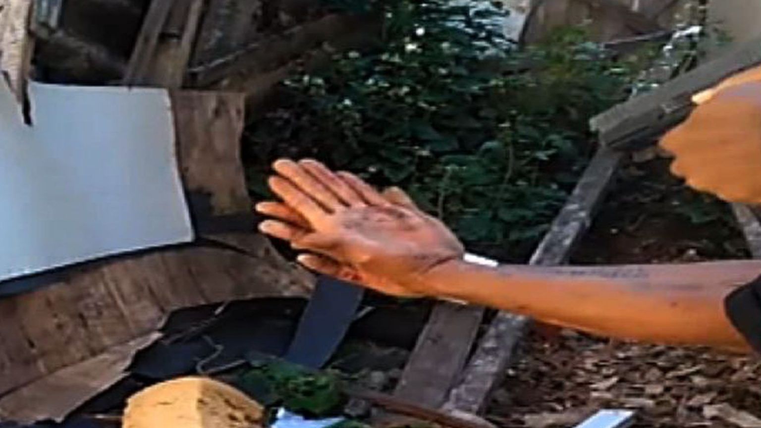 "Tribunal do crime" pune homem com tiro nas mãos após roubos em Manaus