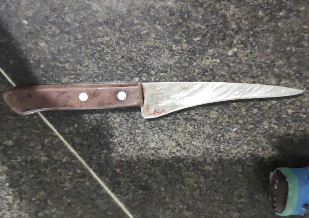 Homem é morto a facadas após invadir casa em Manaus