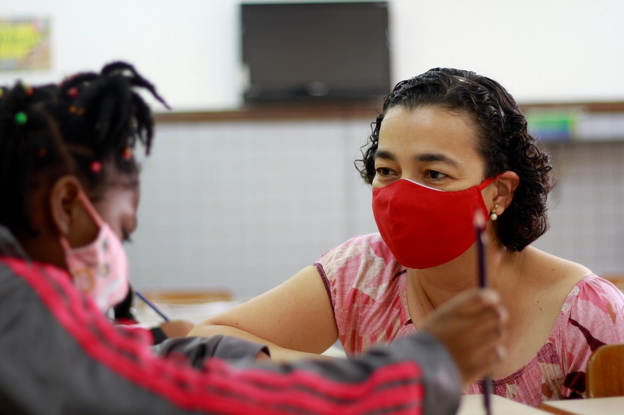 Prefeitura convoca 46 professores de ciências e matemática