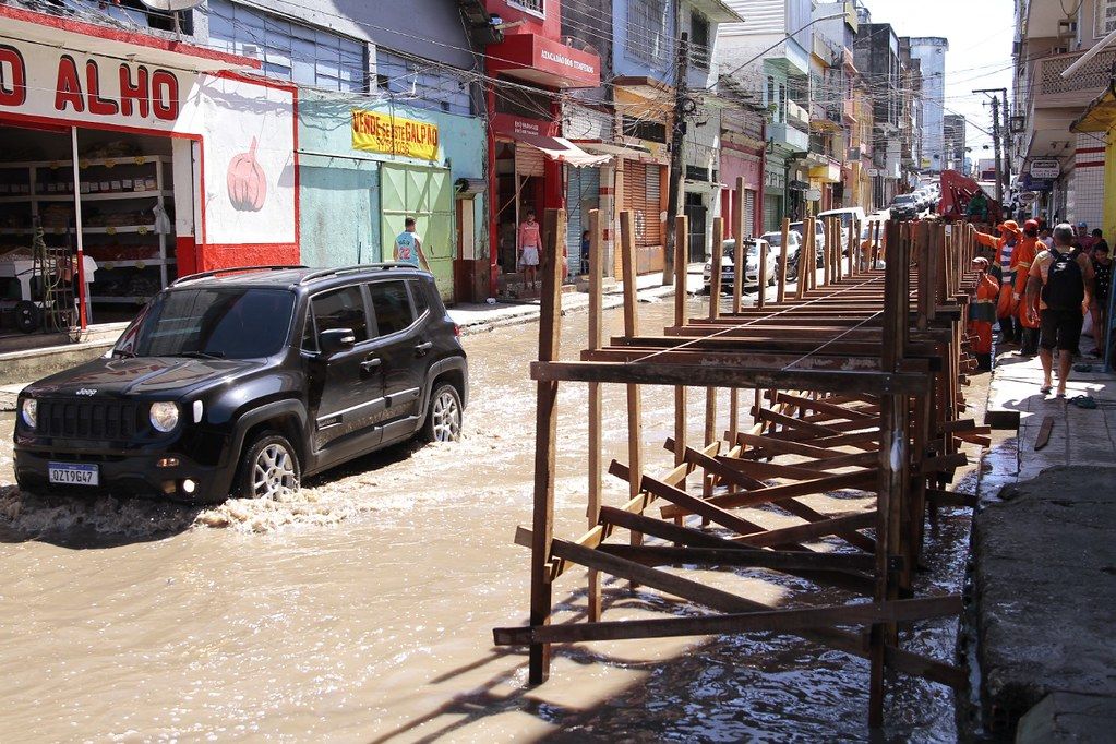 Com vazante do rio Negro, pontes do Centro de Manaus começam a ser retiradas