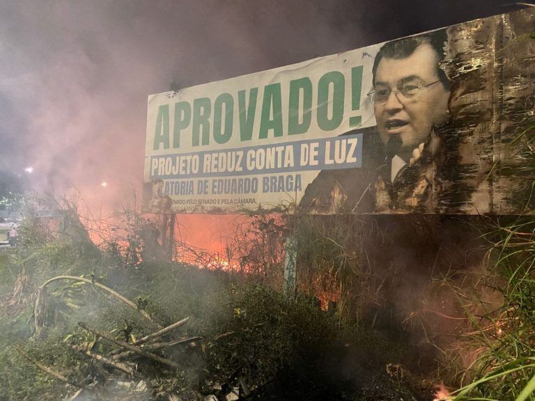 Outdoor de pré-candidato a governador do Amazonas, é incendiado em Manaus