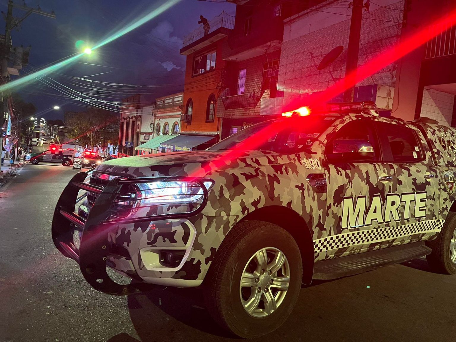 Criminosos jogam suposta granada em prédio no Centro de Manaus